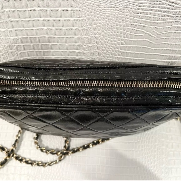 CHANEL Black Crossbody Bag with Quilted Leather and Chain Strap - Picture 3 of 16